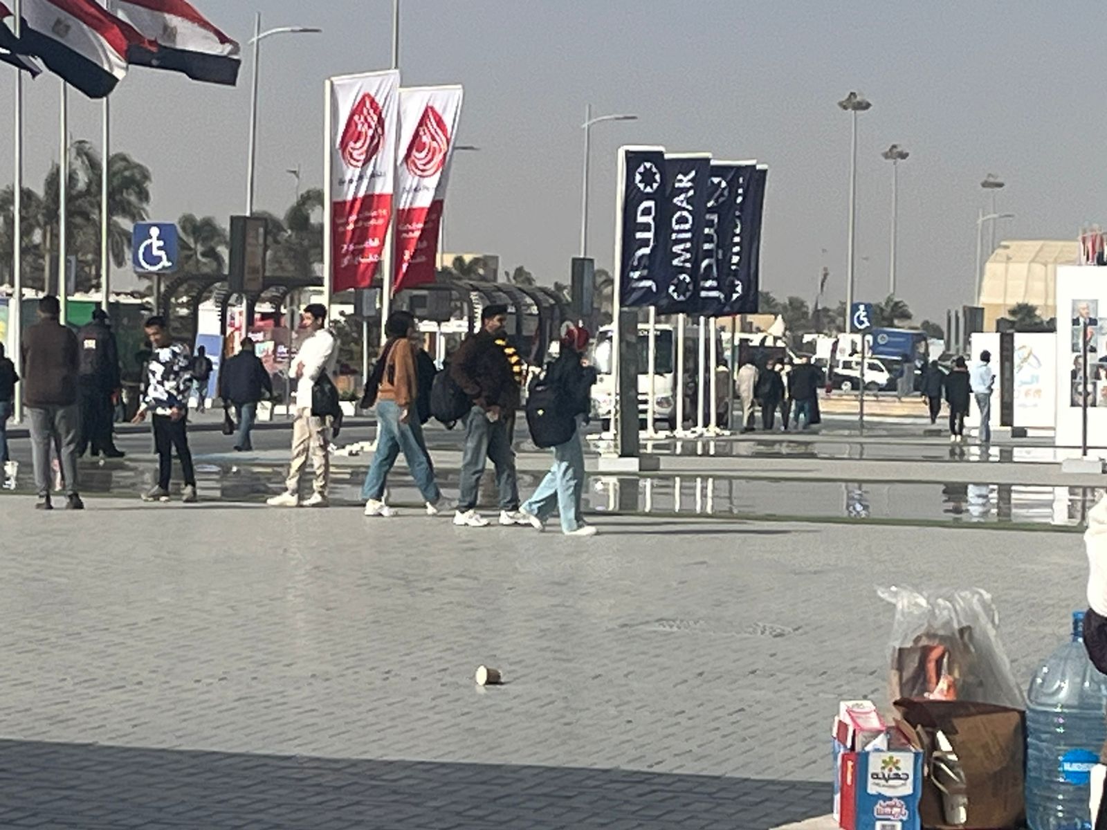 توافد الشباب على معرض الكتاب منذ الصباح