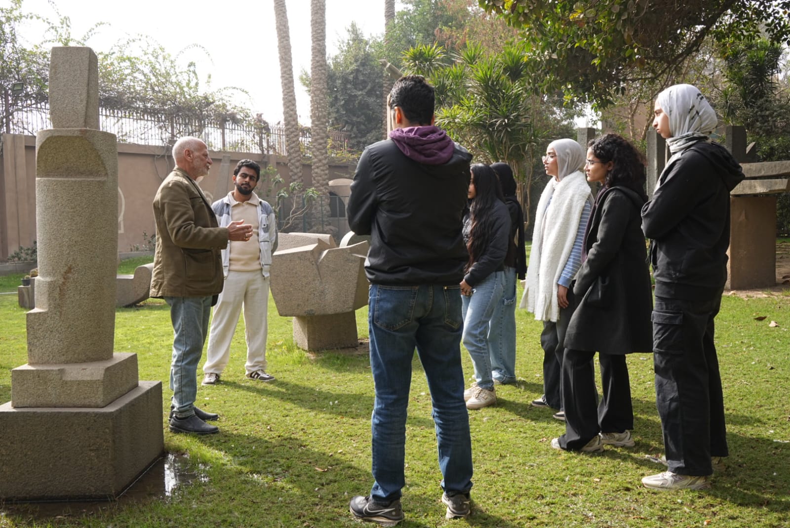 جولة للماشركين بورشة النحت الثانية