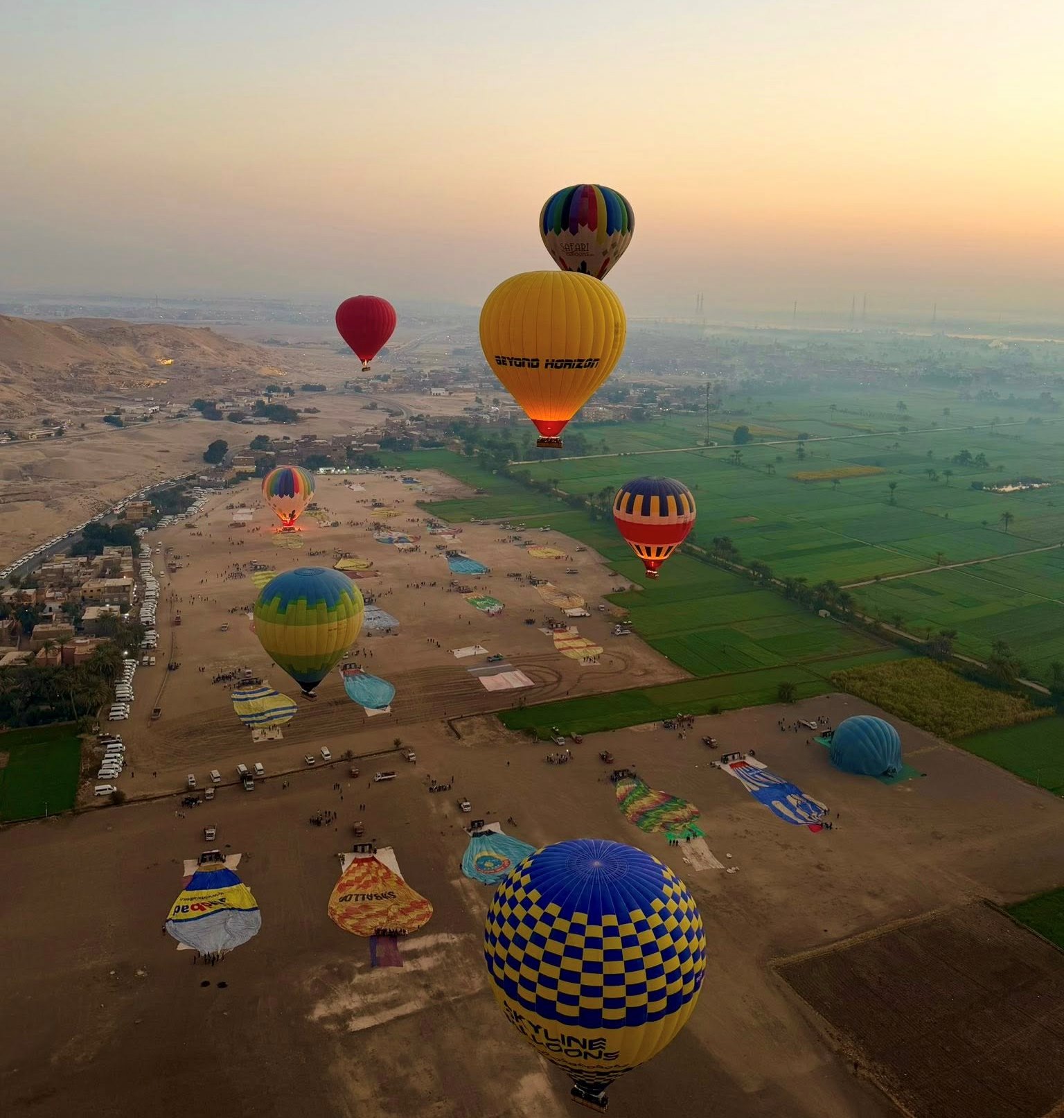 تحليق رحلات البالون الطائر فى البر الغربي تحليق رحلات البالون الطائر فى البر الغربي