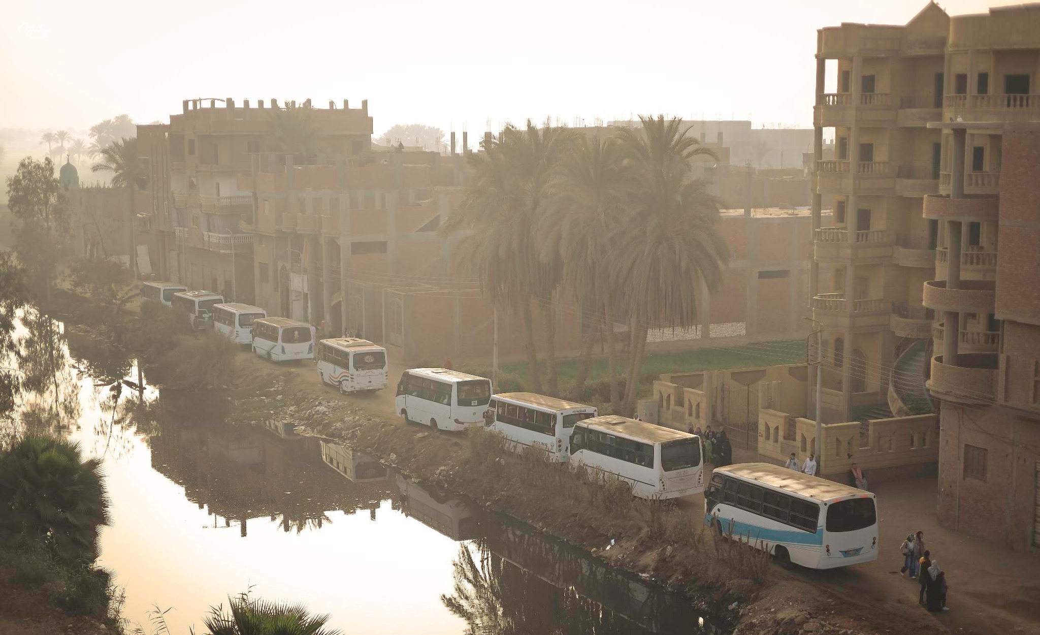 الأتوبيسات بالقرية قبل الانطلاق الأتوبيسات بالقرية قبل الانطلاق