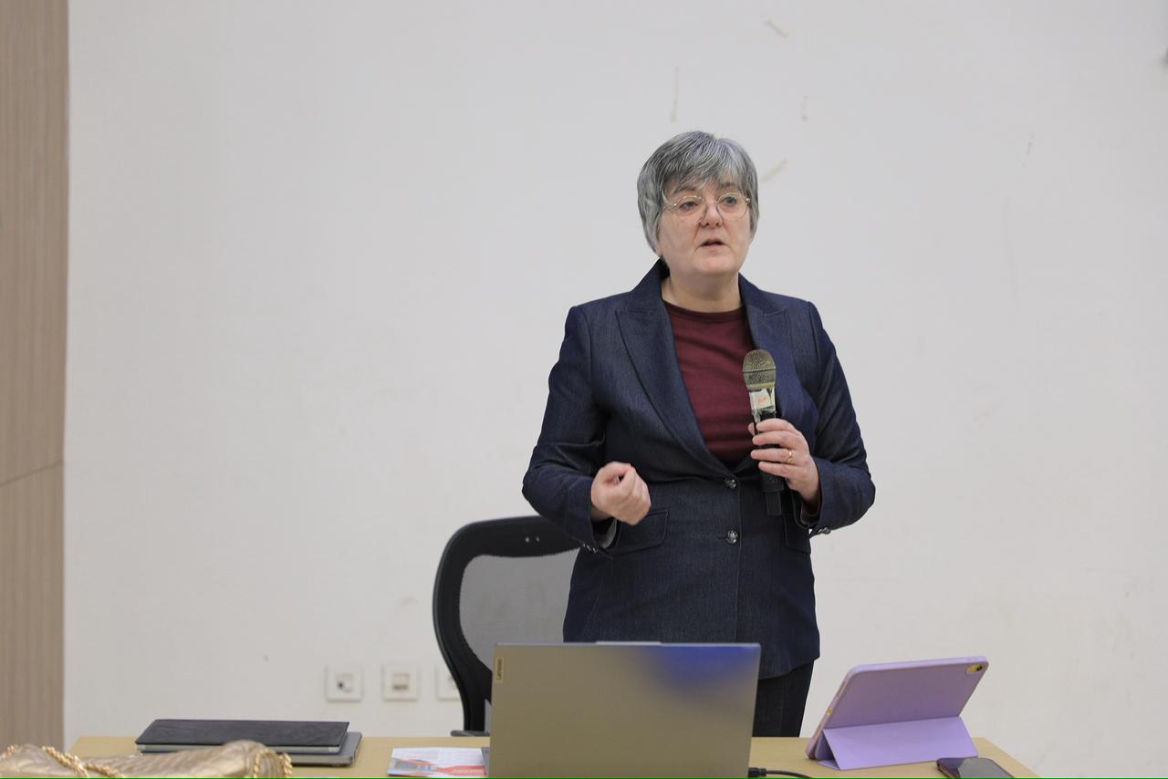 مناقشة من الجانب البريطاني المشارك في الورشة العلمية مناقشة من الجانب البريطاني المشارك في الورشة العلمية