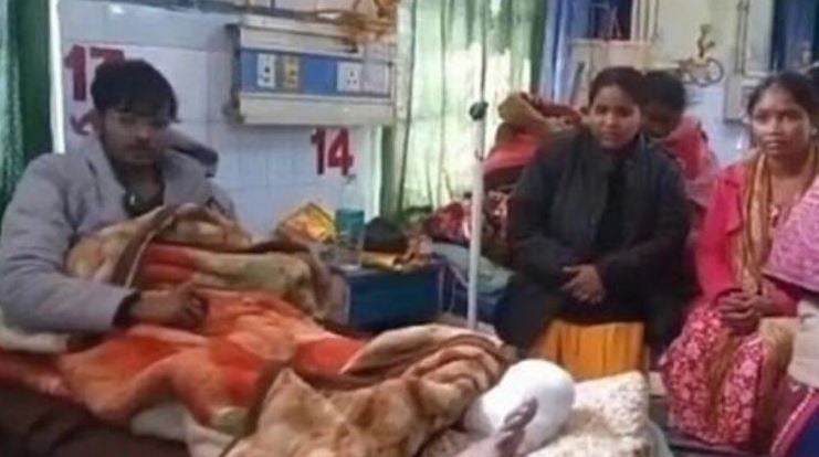 الشاب الهندي سوراج بهاسكار مع أسرته