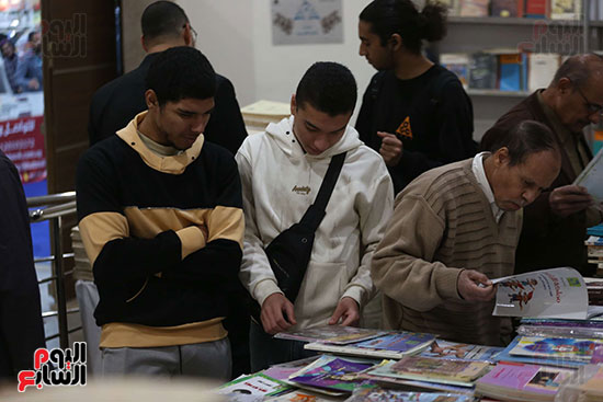 ازدحام ملحوظ امام اجنحة الكتب الاكثر طلبا