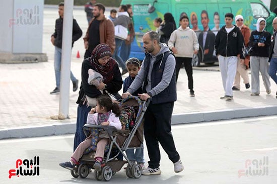 الزوار يملؤون ارجاء المعرض