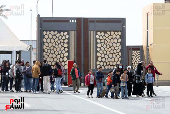 اقبال واضح من مختلف الفئات العمرية