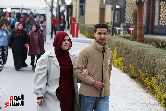 المعرض يعج بالزوار