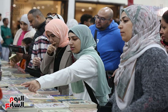 حضور كثيف في اجنحة الفكر والثقافة