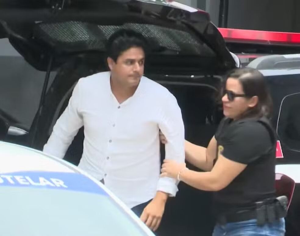 جواو أثناء تسليم نفسه للشرطة جواو أثناء تسليم نفسه للشرطة