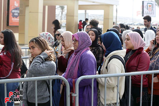 توافد مستمر للجمهور على المعرض