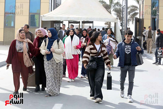 المعرض مليء بالزوار طوال اليوم