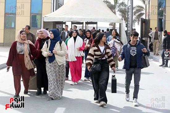 المعرض مليء بالزوار طوال اليوم