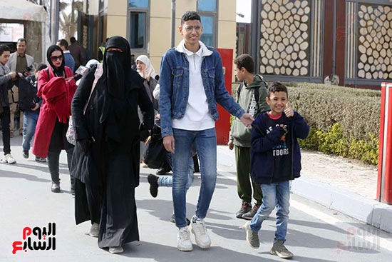 الزوار يتوافدون بكثافة على المعرض