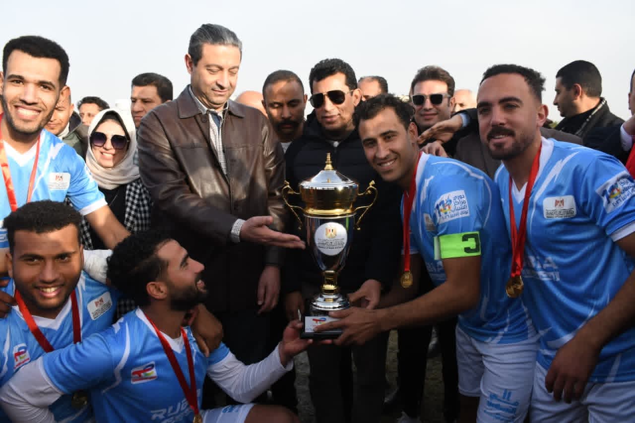 وزير الشباب والرياضة يسلم درع دوري مراكز الشباب بدمياط