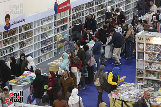 المعرض نابض بالحياة والزوار في كل مكان