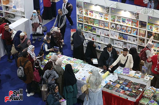 العائلات والشباب يملؤون ارجاء المعرض