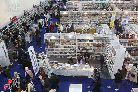 الزوار يتنقلون بسلاسة بين الاجنحة