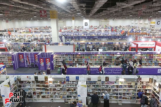 الزوار يستكشفون عناوين جديدة بشغف