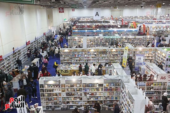 الزوار يقضون وقتا طويلا داخل الاجنحة