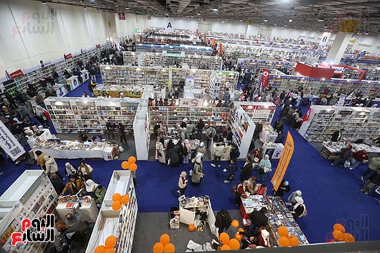 حركة الزوار مستمرة طوال اليوم داخل المعرض