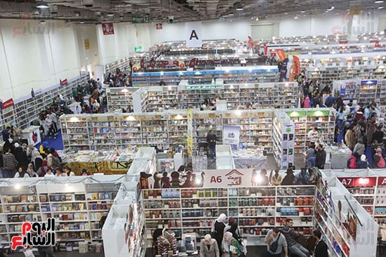 الزوار يتفاعلون مع العناوين الجديدة