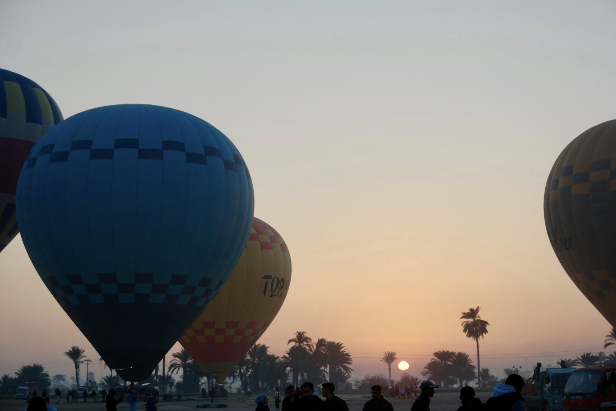لحظات تحليق البالون الطائر فى غرب الأقصر لحظات تحليق البالون الطائر فى غرب الأقصر