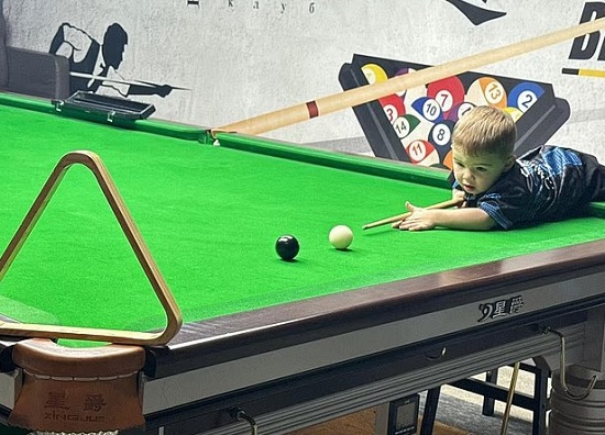 الطفل وهو يلعب