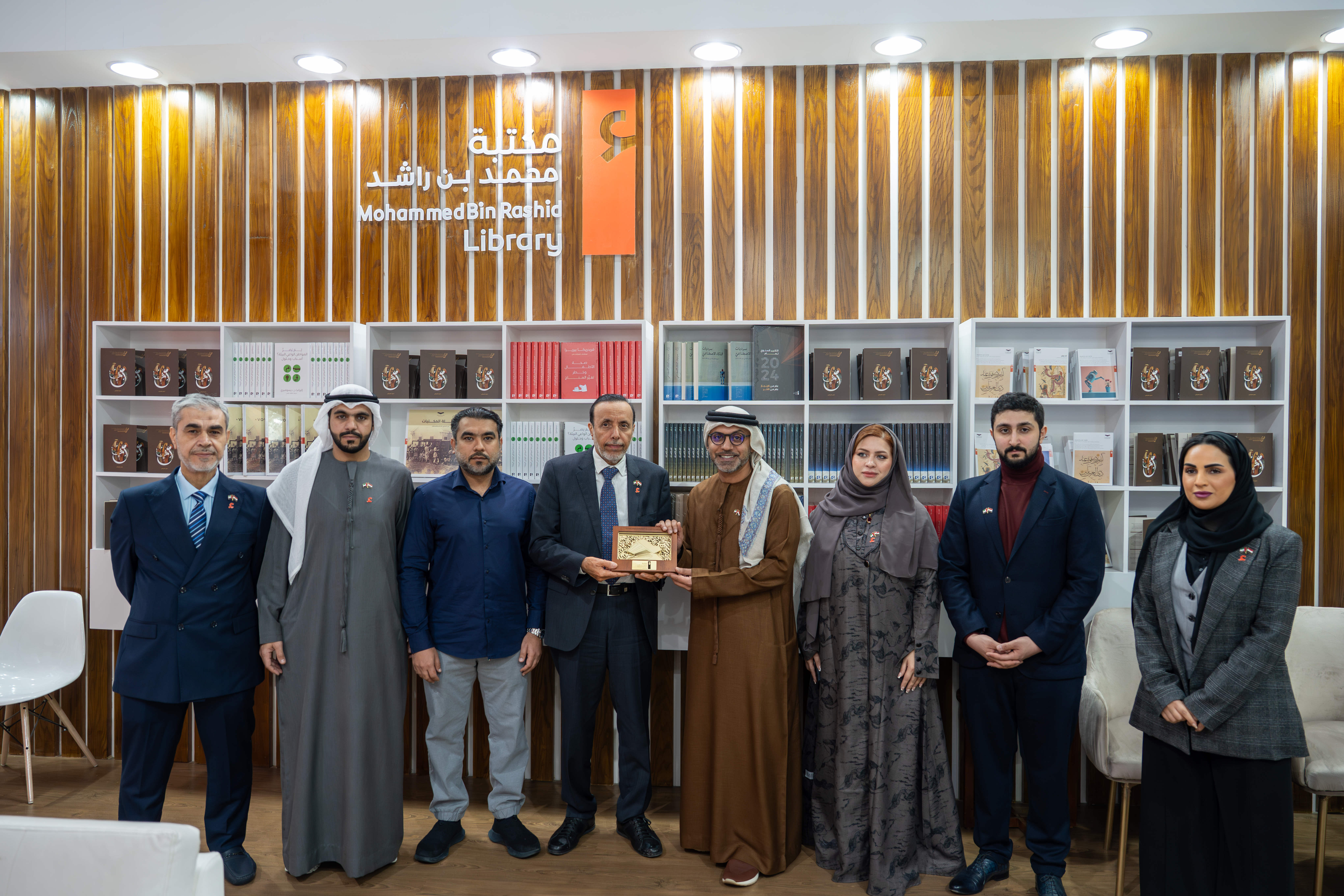 حميد الزعابي - سفير دولة الإمارات في مصر مع فريق المكتبة