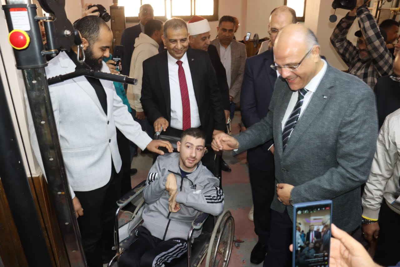 مع أحد الشباب بصالة رفع الأثقال