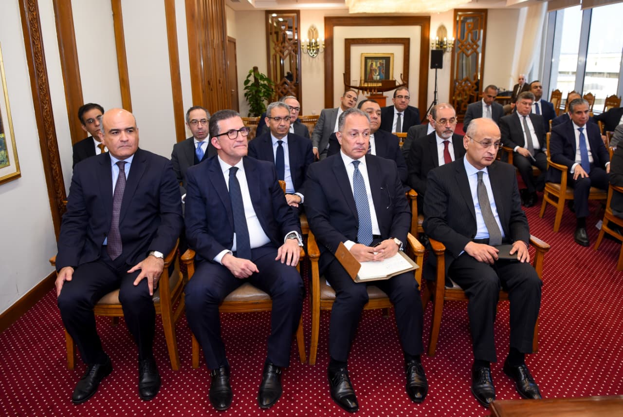 وزير الخارجية يلتقي قيادات الوزاره