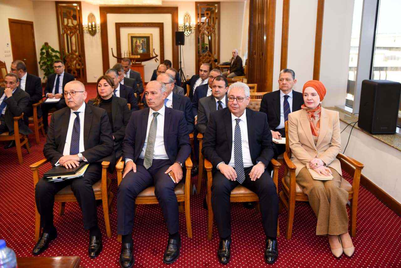 وزير الخارجية يلتقي قيادات الوزارة