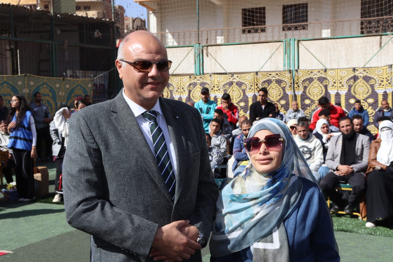 مع المنشدة بالاحتفالية