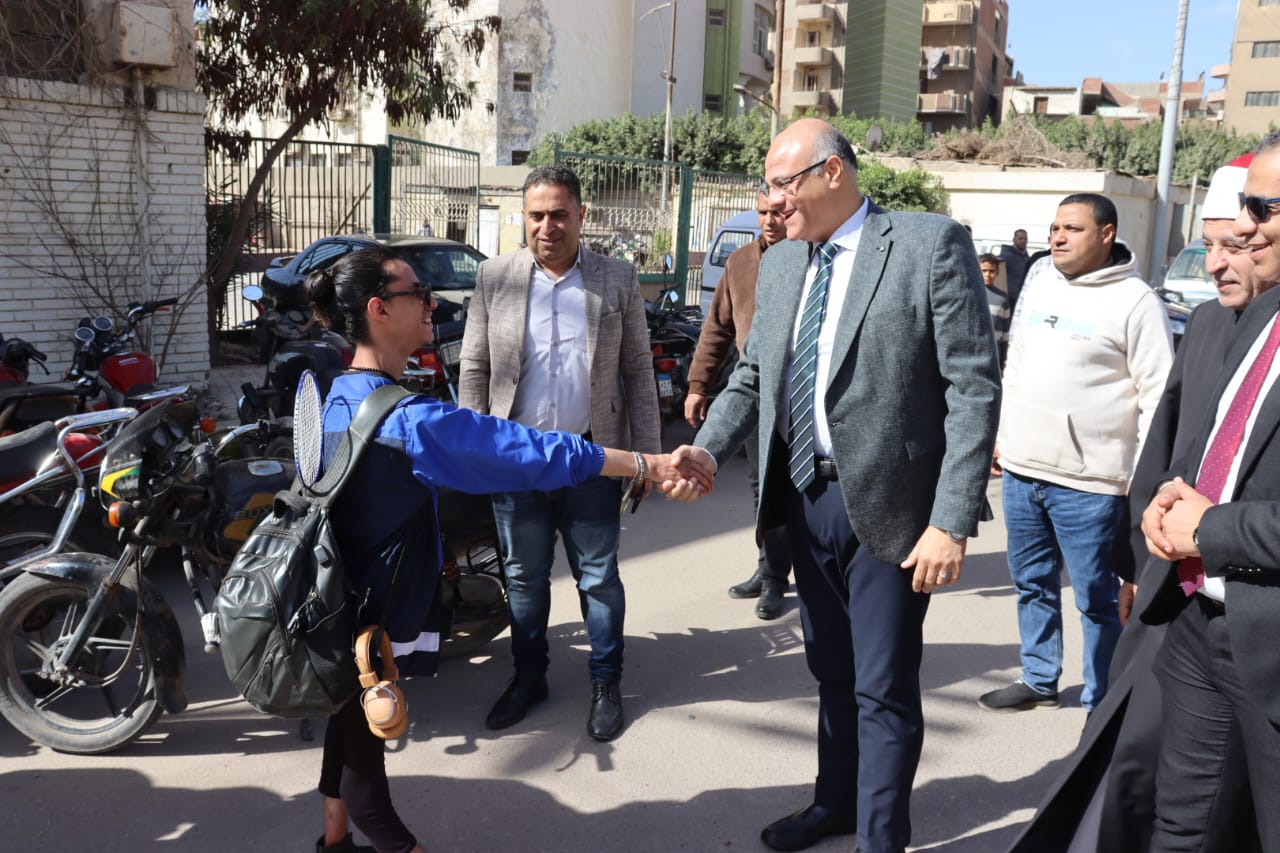 محافظ القليوبية مع أحد الشباب قبل الاحتفالية