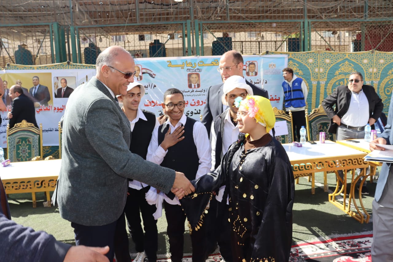 مع المشاركين بالعروض الفنية