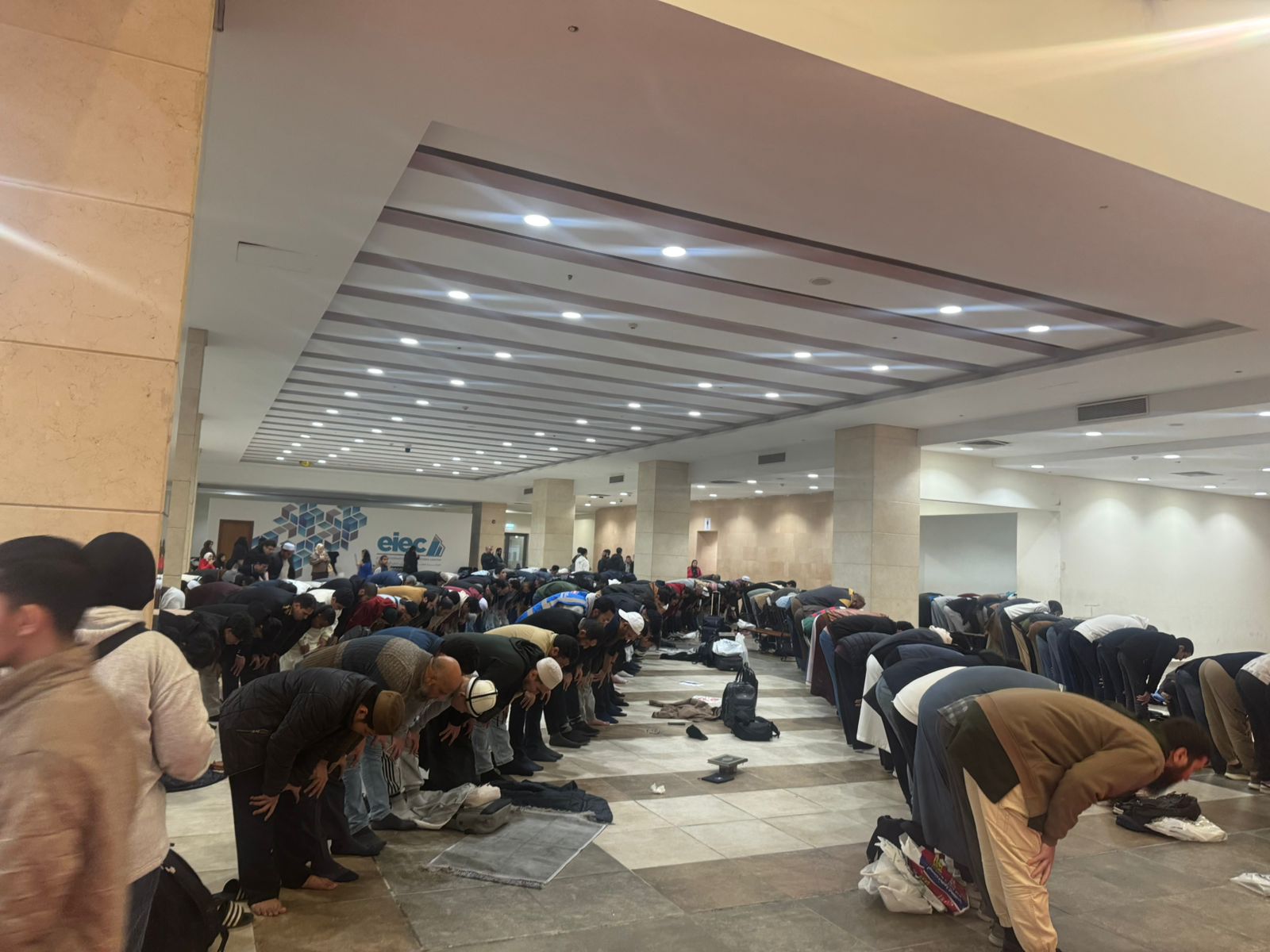 زوار معرض الكتاب يؤدون صلاة المغرب