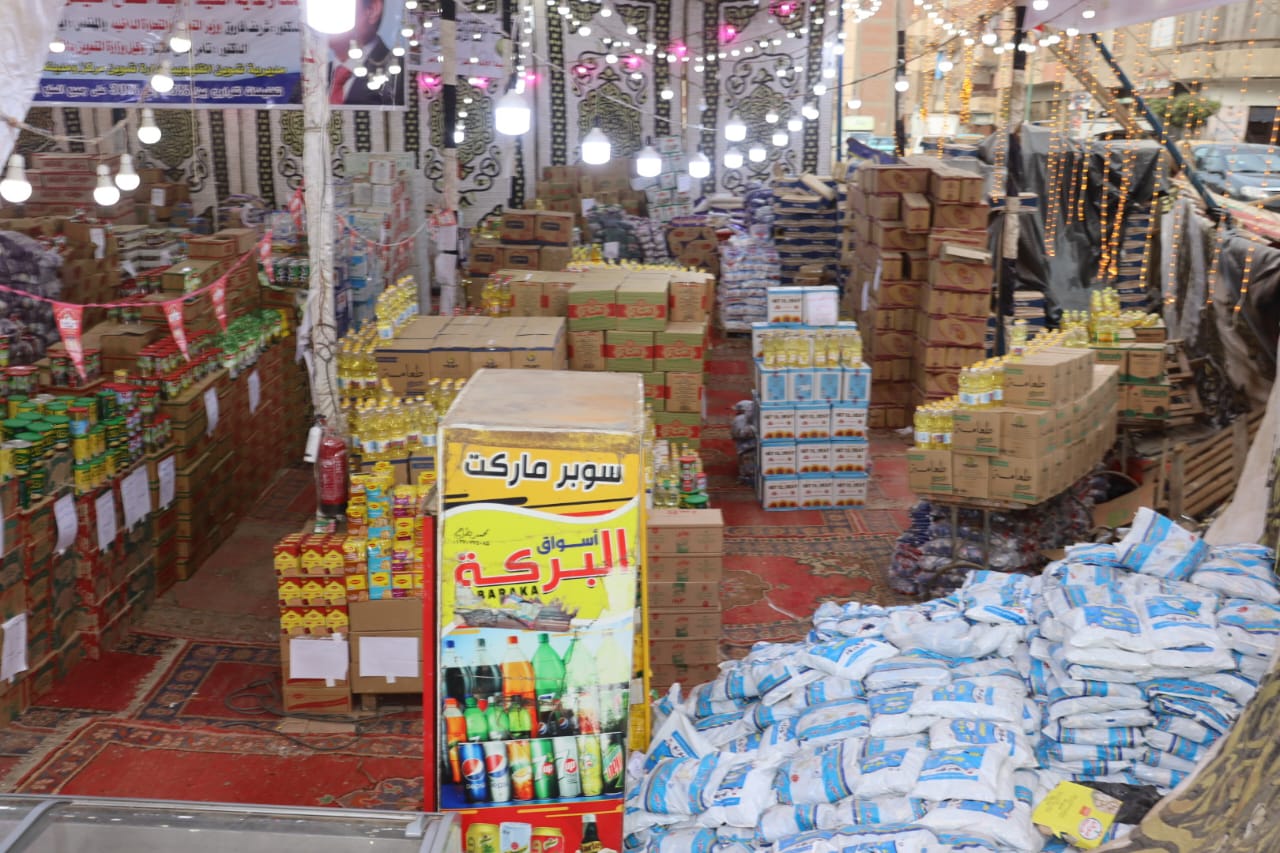 كميات كبيرة من السلع في المعارض كميات كبيرة من السلع في المعارض