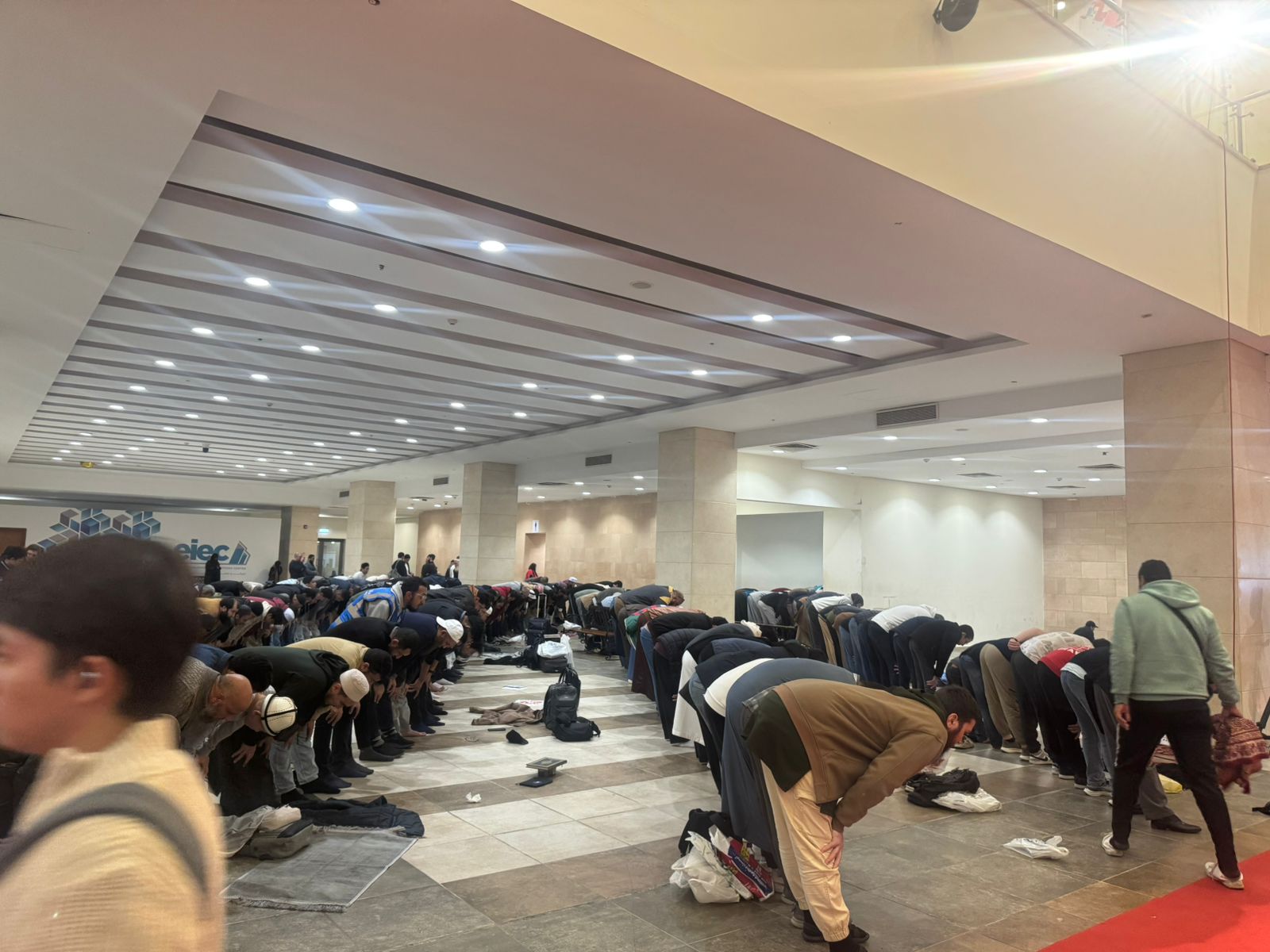 صلاة المغرب من داخل معرض الكتاب