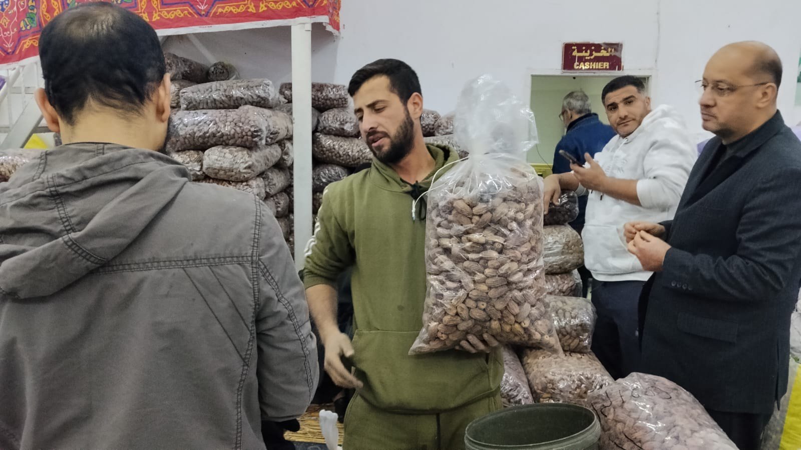 إقبال المواطنين على التمور إستعدادا لشهر رمضان (1)