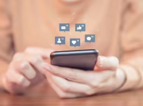 ابراج تعبر عن مشاعرها على السوشيال ميديا