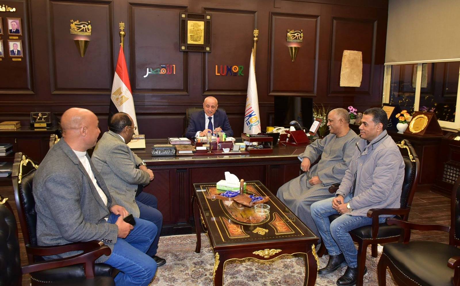 محافظ الأقصر يلتقي العائلة الحجاجية لبحث الاستعدادات للمولد السنوى محافظ الأقصر يلتقي العائلة الحجاجية لبحث الاستعدادات للمولد السنوى