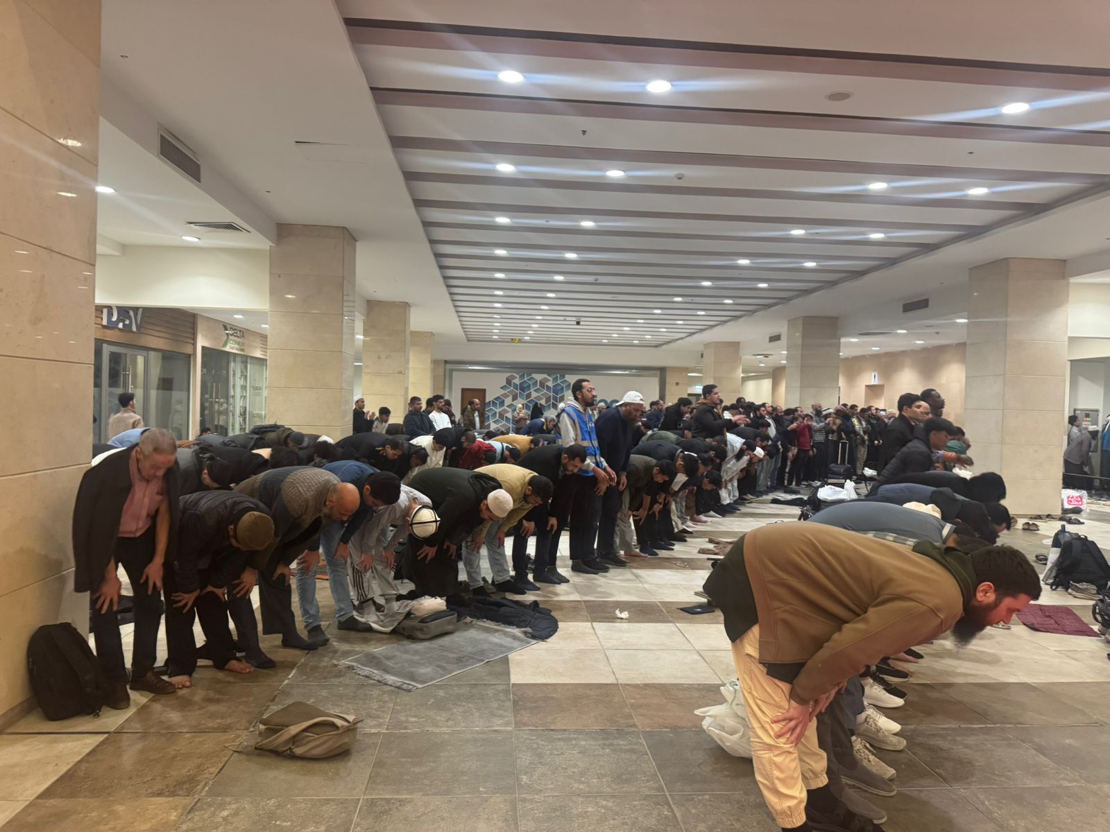 صلاة المغرب من معرض الكتاب