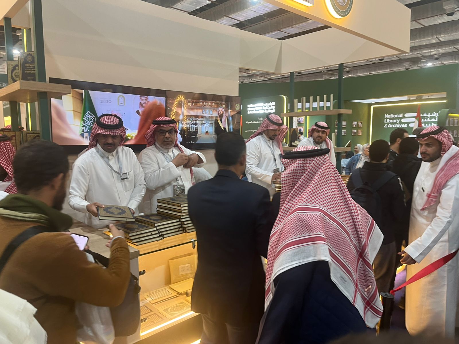 توزيع المصحف بجناح المملكة العربية السعودية