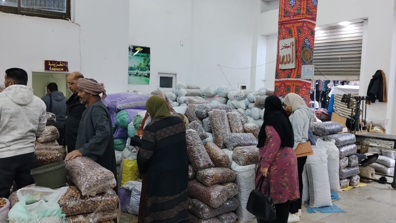 إقبال المواطنين على التمور إستعدادا لشهر رمضان (4)