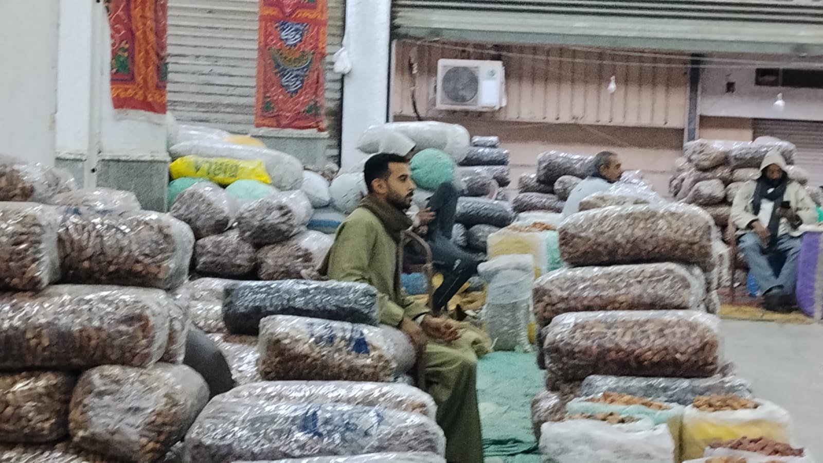 إقبال المواطنين على التمور إستعدادا لشهر رمضان (3)