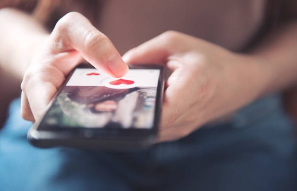 5 أبراج بتعبر عن مشاعرها بجرأة على السوشيال 