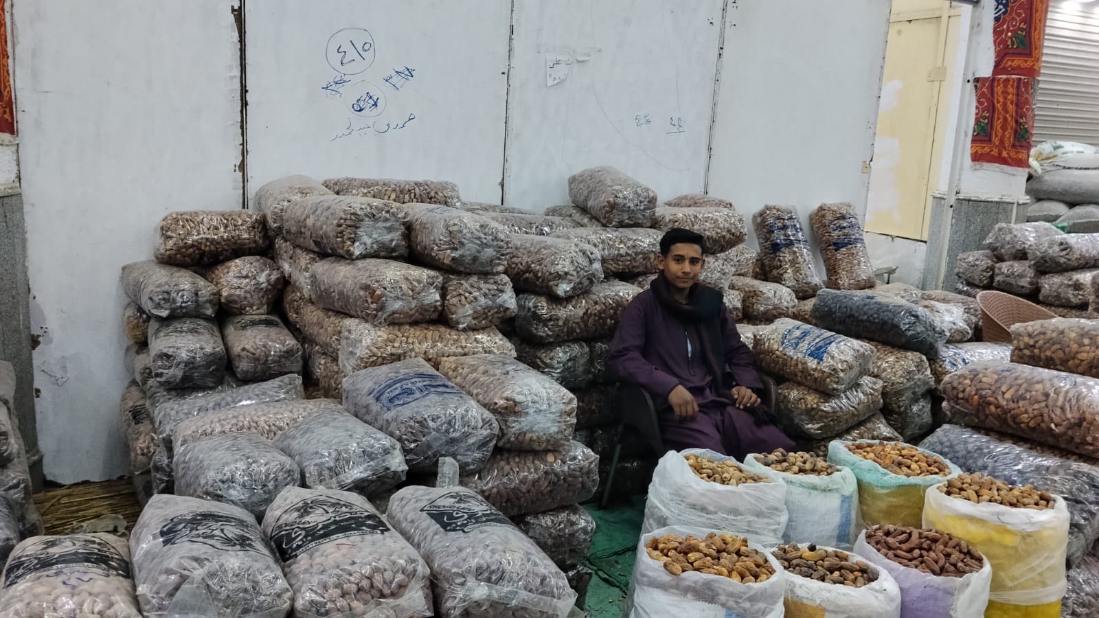 إقبال المواطنين على التمور إستعدادا لشهر رمضان (2)