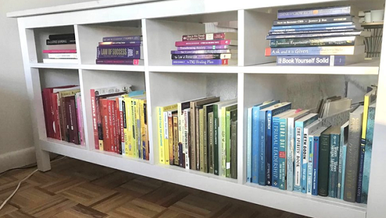 ترتيب الكتب حسب اللون