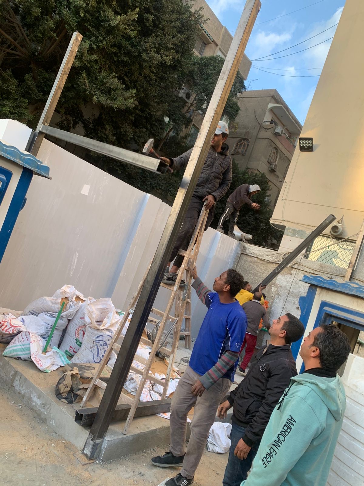 إزالة جمالون حديدى مخالف بشارع أحمد عرابى إزالة جمالون حديدى مخالف بشارع أحمد عرابى