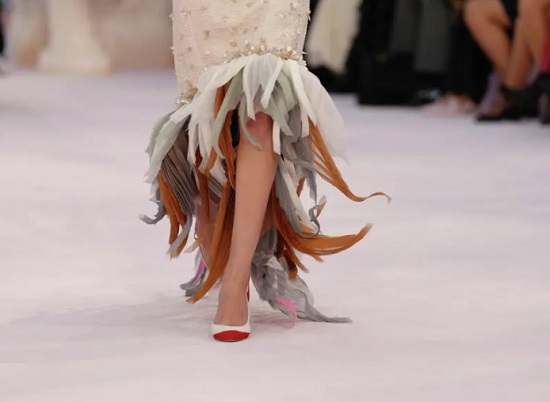 فستان بذيل ريش من شانيل فستان بذيل ريش من شانيل