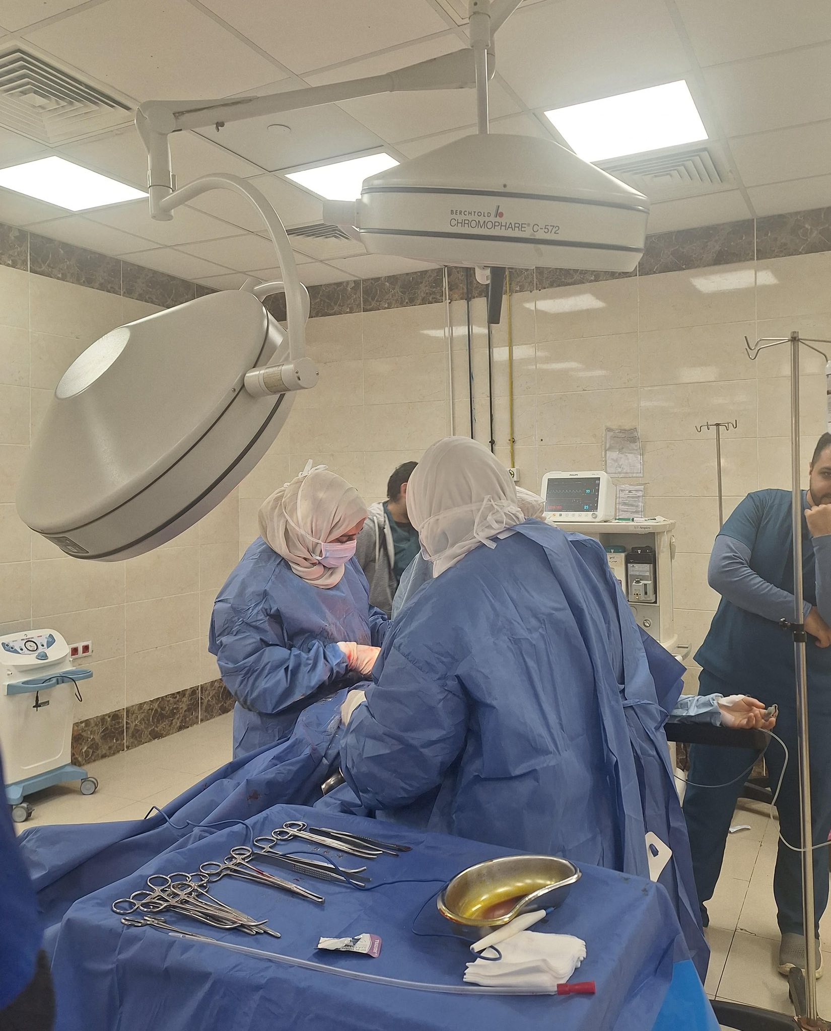 الفريق الجراحي بالمستشفى