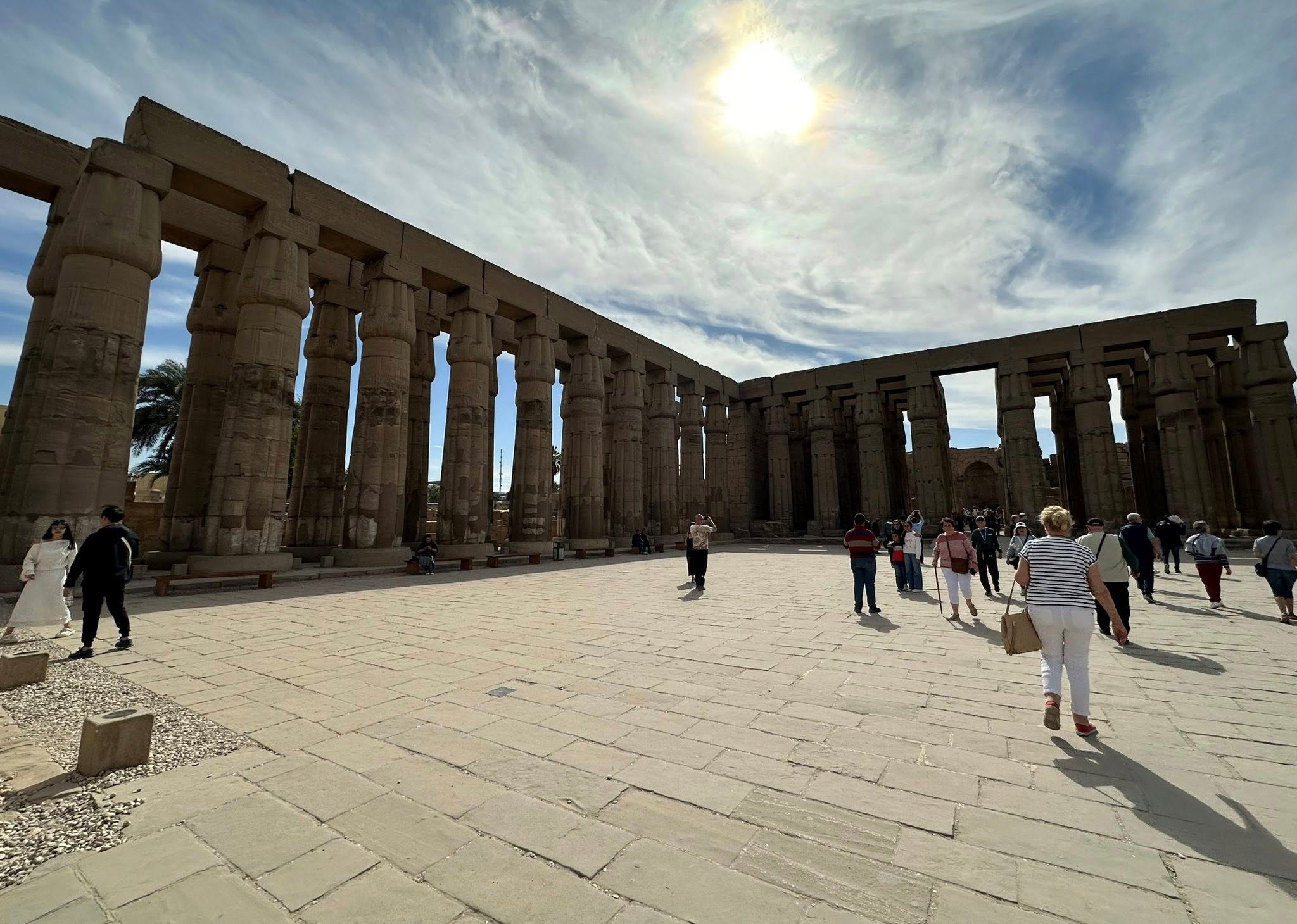 جانب من متعة سياح العالم فى قلب معبد الأقصر